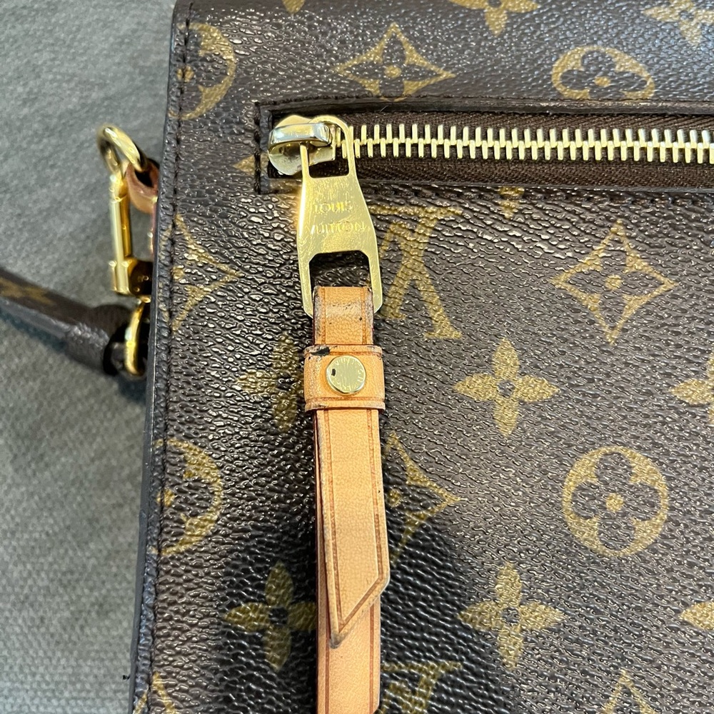 *SOLD* Louis Vuitton Pochette Metis Monogram - Picture 4 of 12
